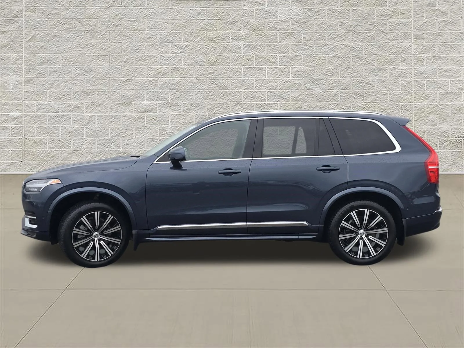 Used 2023 Denim Blue Metallic Volvo Plus image 4