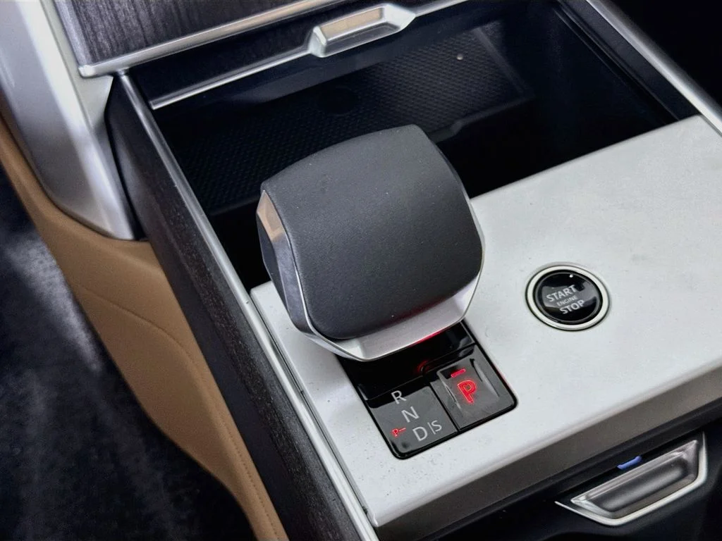 New 2026 Tourmaline Brown in Satin finish Land Rover SE image 19
