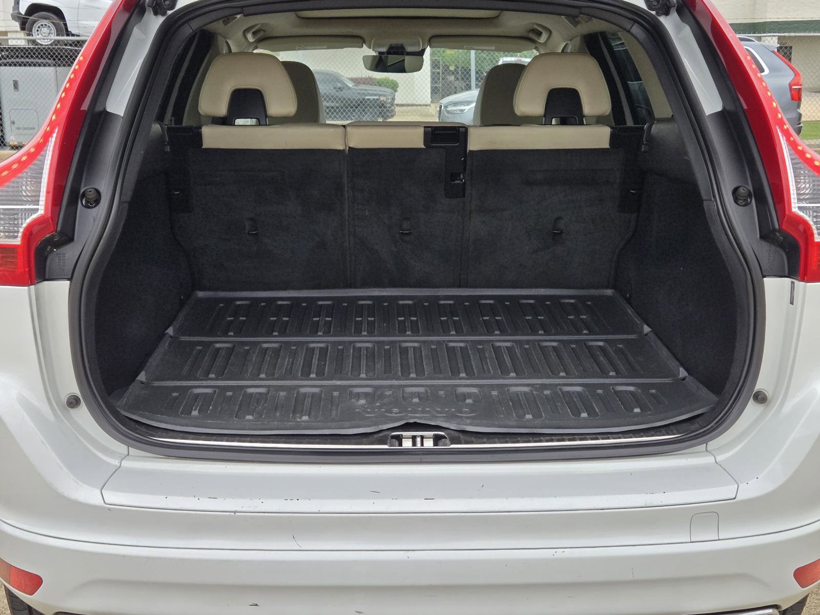 Used 2016 Ice White Volvo T5 Premier image 13