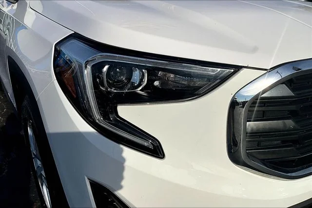 Used 2021 White GMC SLE image 30