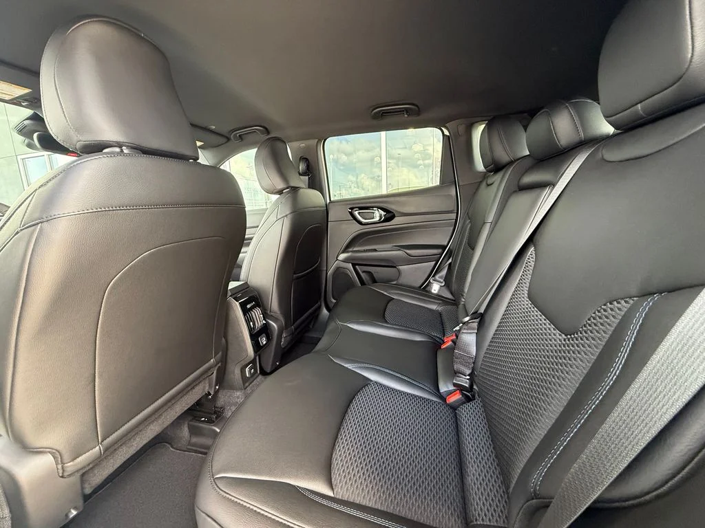 New 2026 Bright White Clear-Coat Exterior Paint Jeep Latitude image 24