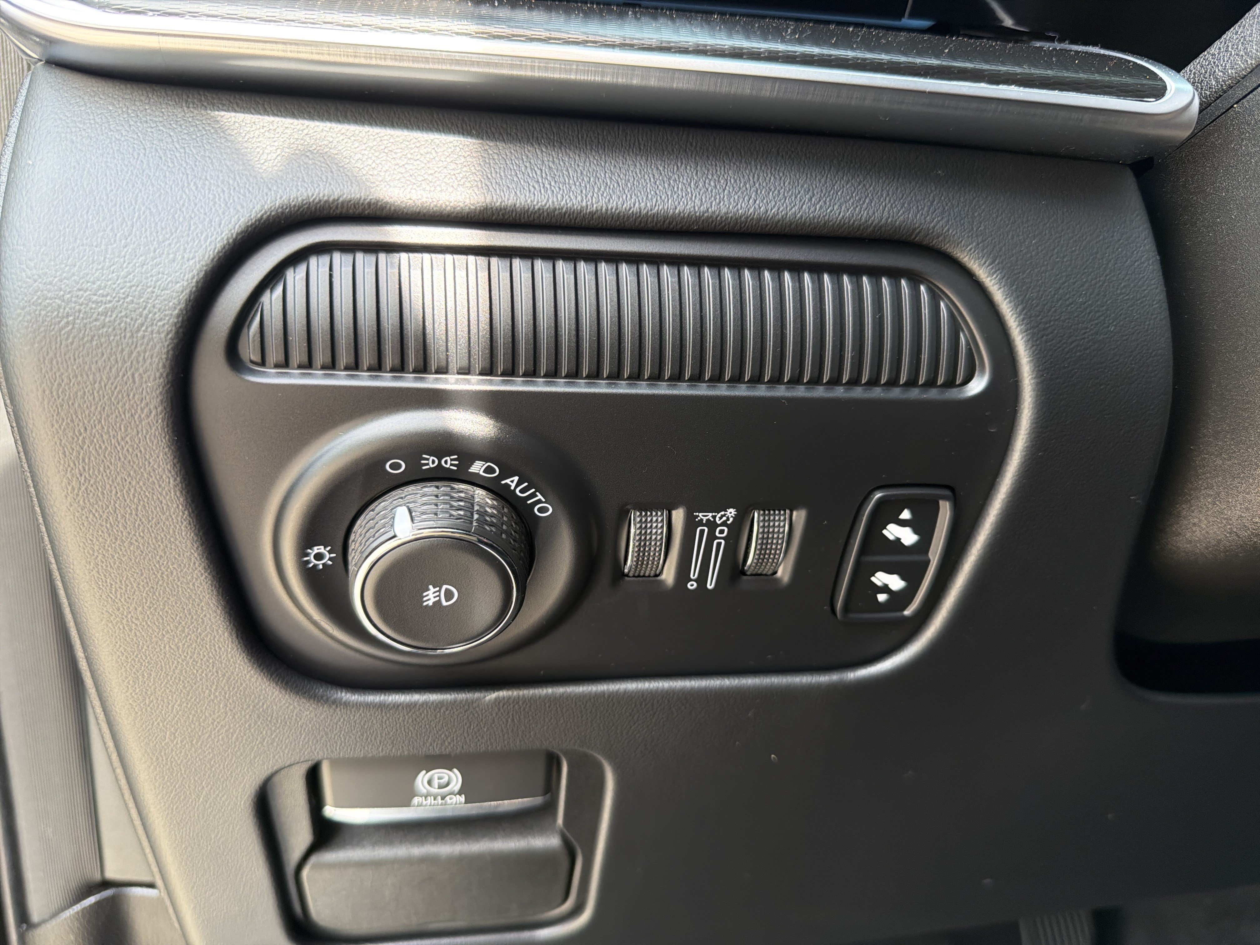 Used 2024 Diamond Black Crystal Pearlcoat Jeep Series III Obsidian image 25