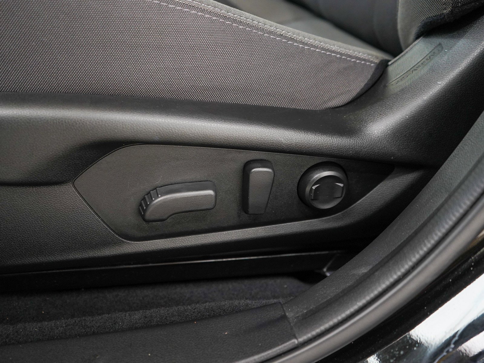 Used 2025 Crystal Black Pearl Subaru Premium image 27