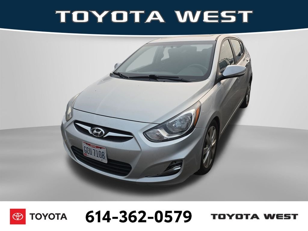 Used 2013 Silver Hyundai SE image 4
