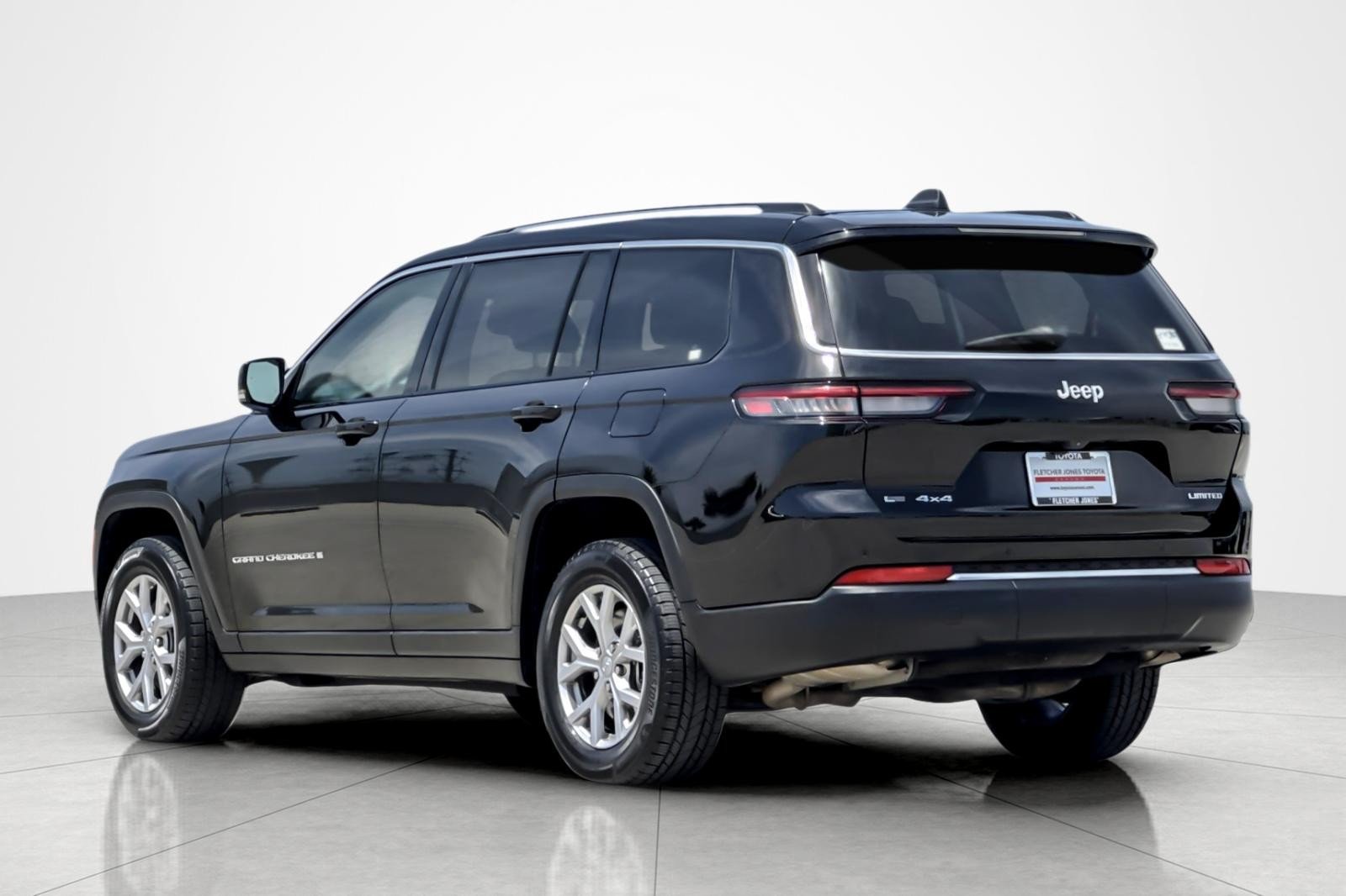 Used 2022 Diamond Black Crystal Pearlcoat Jeep Limited image 3