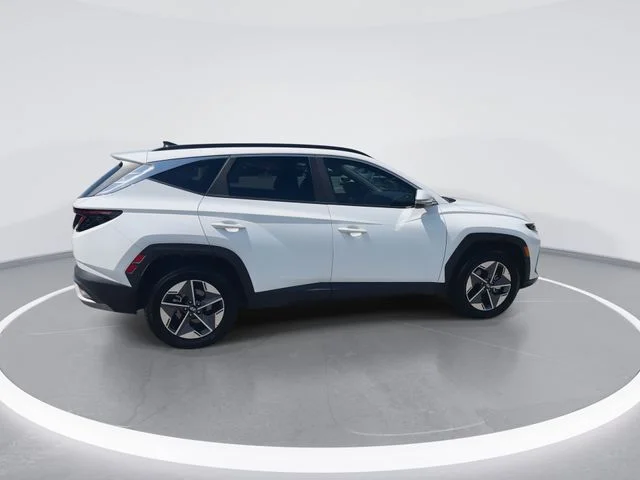 Used 2025 White Hyundai SEL Convenience image 9