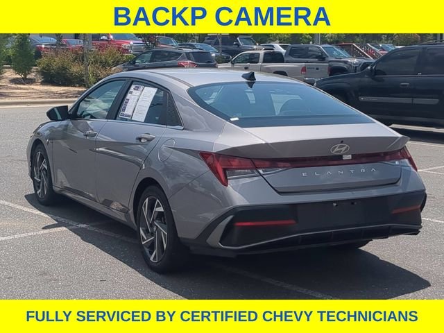 Used 2025 Silver Hyundai SEL Convenience image 9
