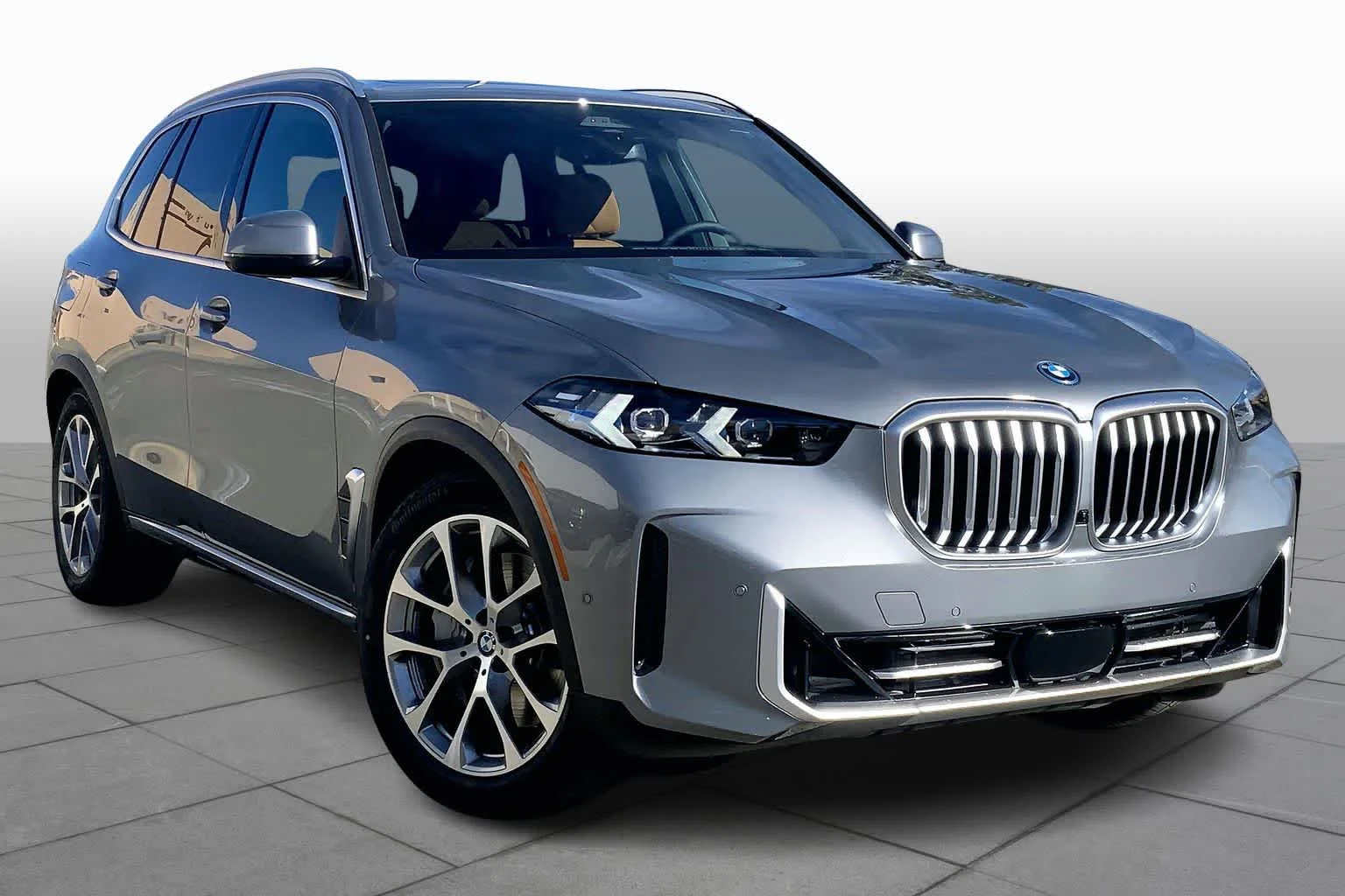 New 2026 Skyscraper Grey Metallic BMW xDrive50e image 2