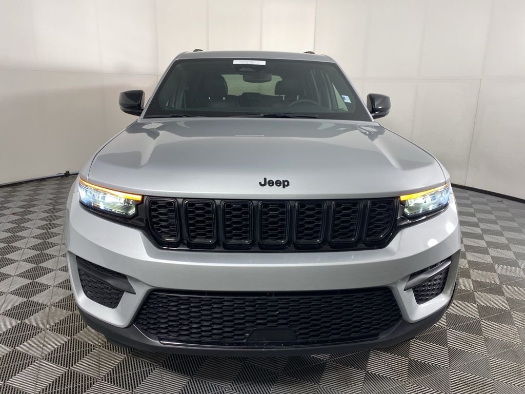 Used 2024 Silver Jeep Altitude X image 9