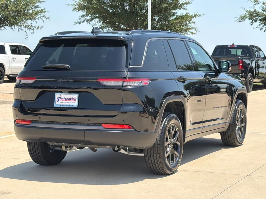 New 2026 Diamond Black Crystal Pearl-Coat Exterior Paint Jeep Altitude image 7