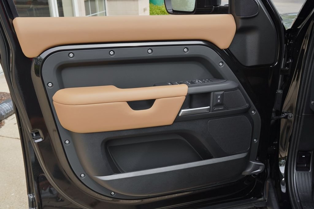 New 2026 Santorini Black Land Rover S image 10