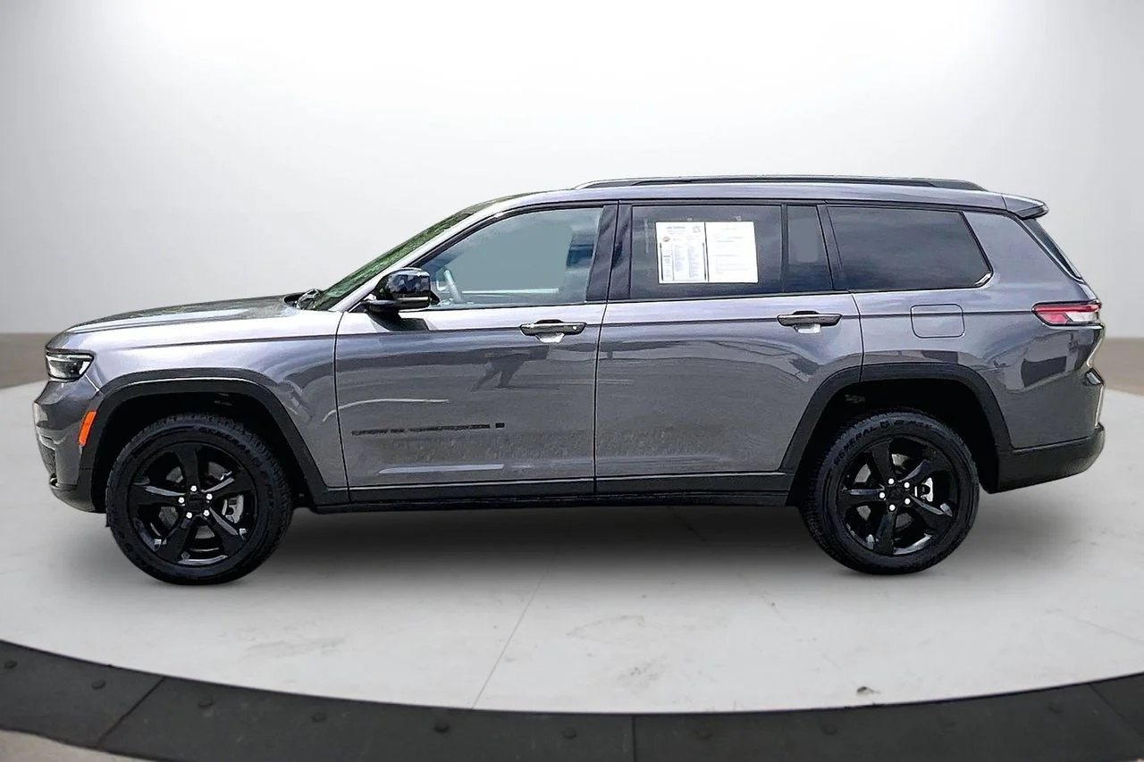 Used 2023 Gray Jeep Altitude image 5