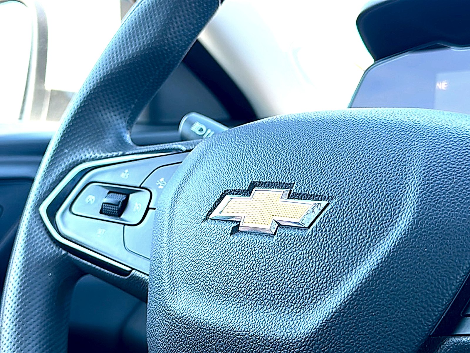 Used 2025 Summit White Chevrolet FWD LT image 31