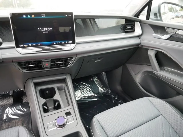 2025 Volkswagen Tiguan SE - Photo 10