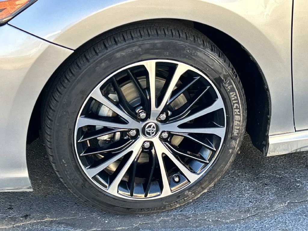 Used 2018 Silver Toyota SE image 11