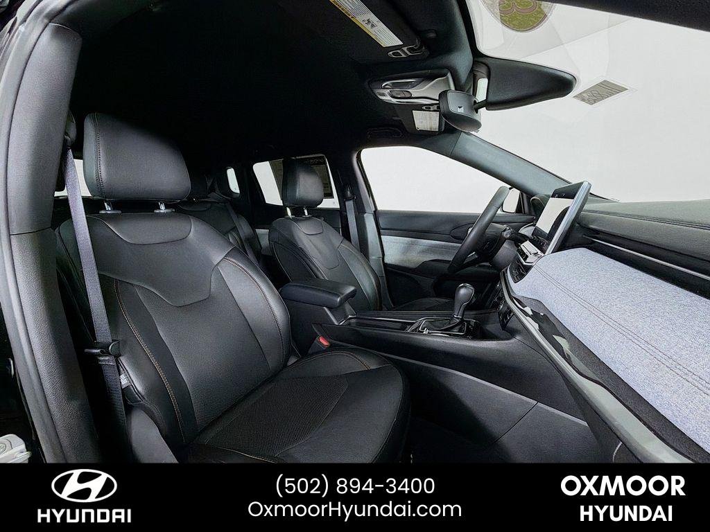 Used 2023 Diamond Black Crystal Pearlcoat Jeep Latitude Lux image 27