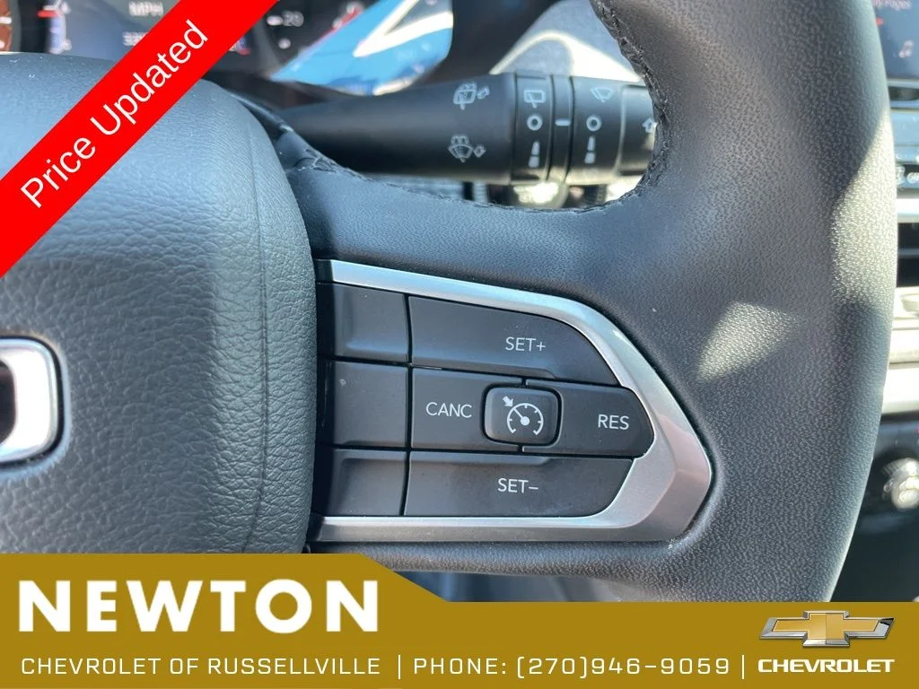 Used 2025 Bright White Clearcoat Jeep Latitude image 14