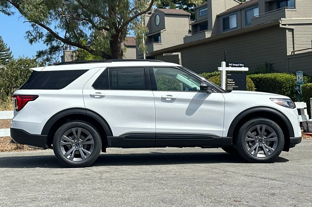 New 2026 Oxford White Ford Active image 3