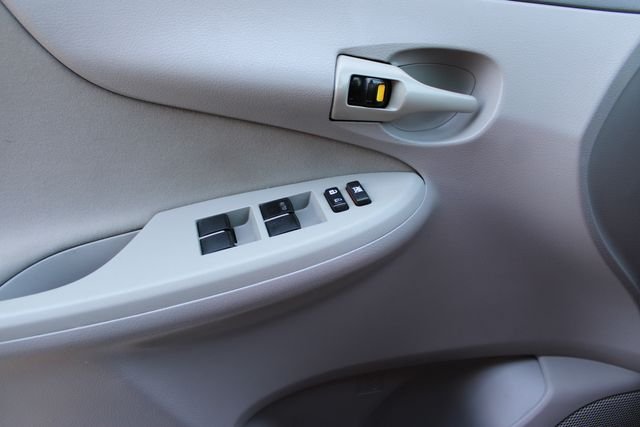 Used 2009 Silver Toyota LE image 7