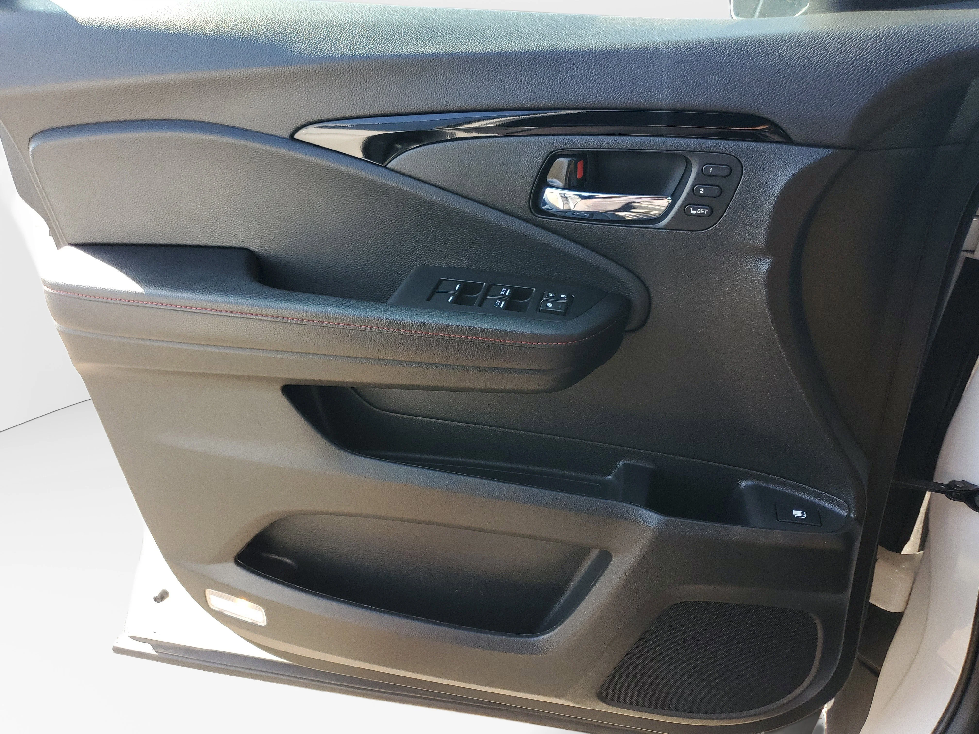 Certified Used 2025  Honda Black Edition image 27