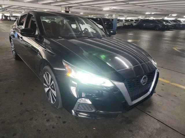 Used 2022 Black Nissan 2.5 SV image 2