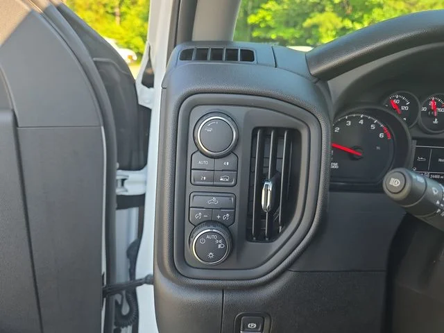 Used 2025 White Chevrolet Custom image 27