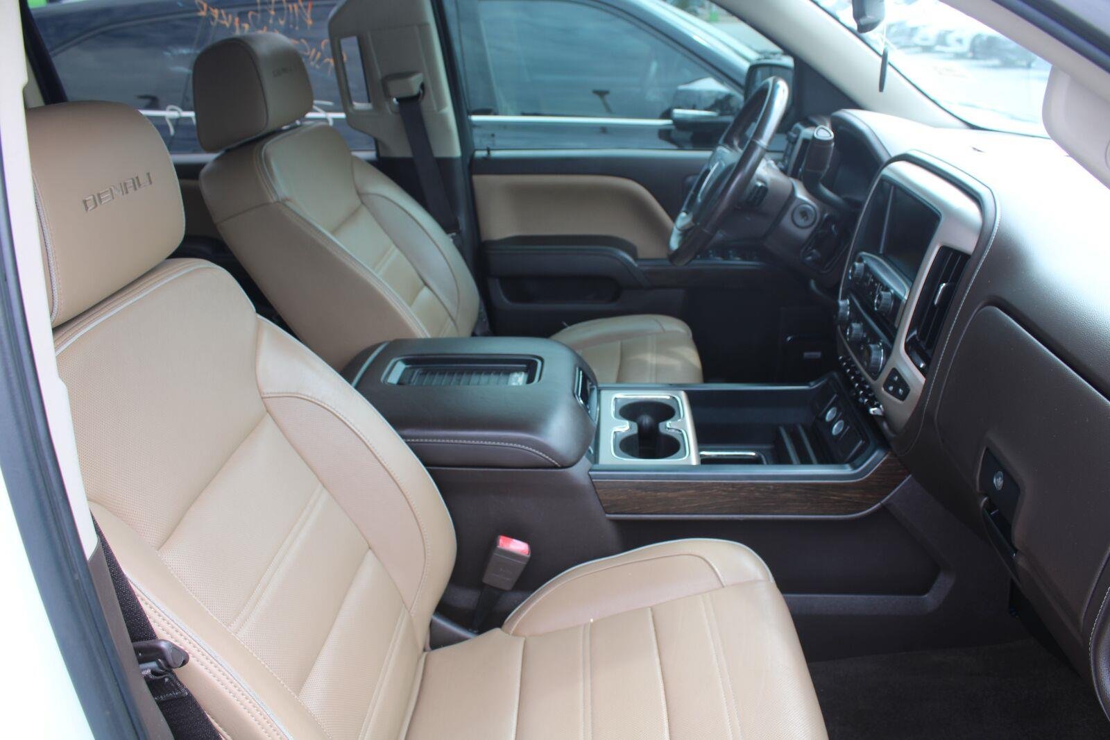 Used 2017 White Frost Tricoat GMC Denali image 4