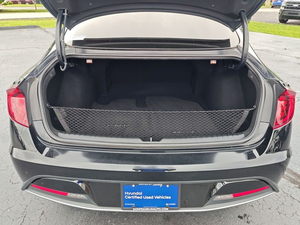 Used 2021 Black Hyundai SE image 9