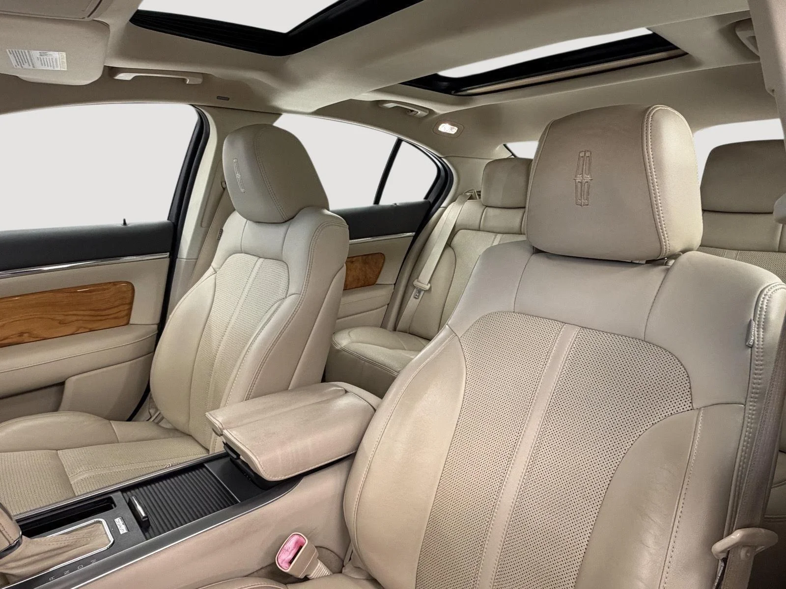 Used 2011 White Platinum Metallic Tri-Coat Lincoln Base image 3