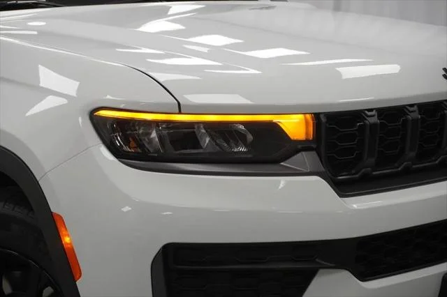 New 2026 Bright White Clear-Coat Exterior Paint Jeep Laredo image 5