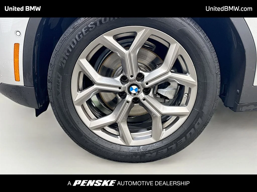 Used 2021 Glacier Silver Metallic BMW sDrive30i image 2