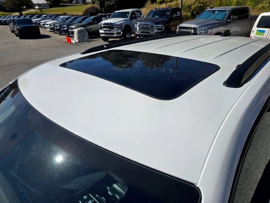 New 2027 White/off-white Jeep Laredo X image 21