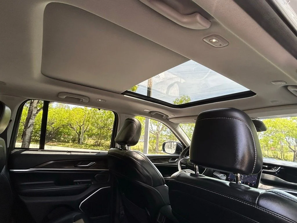 Used 2023 Silver Jeep 4xe image 47