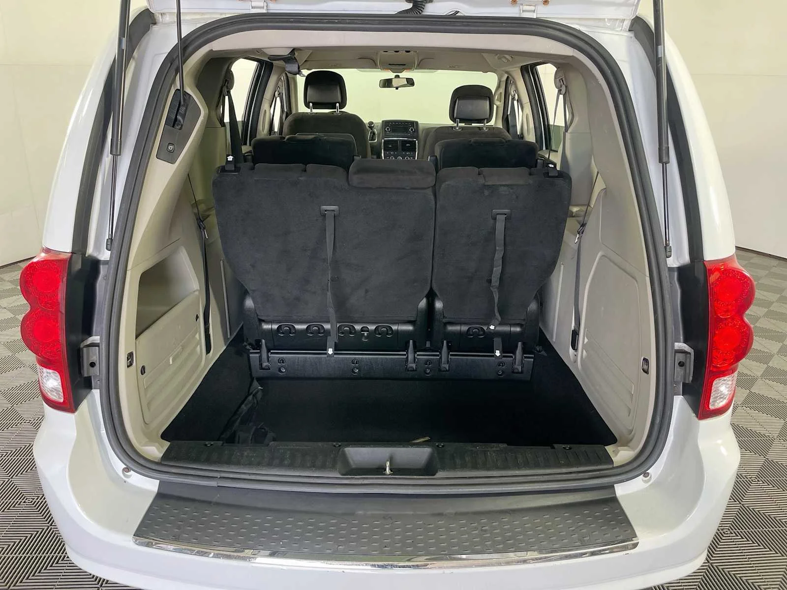 Used 2014 Bright White Clearcoat Dodge SXT image 20