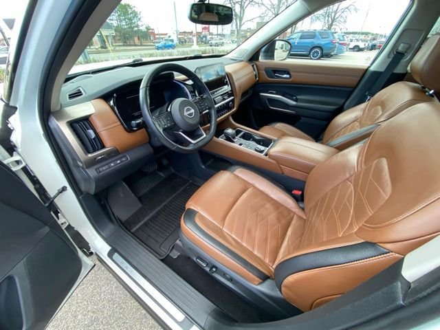 Used 2022 White Nissan Platinum image 38