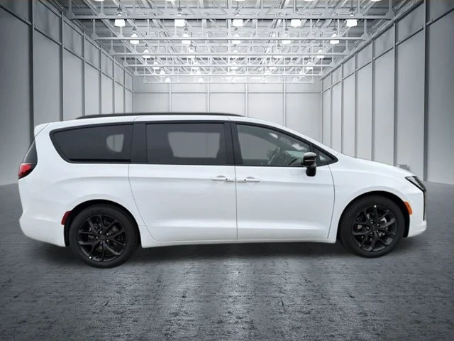 New 2027 Bright White Clear-Coat Paint Chrysler Limited image 2