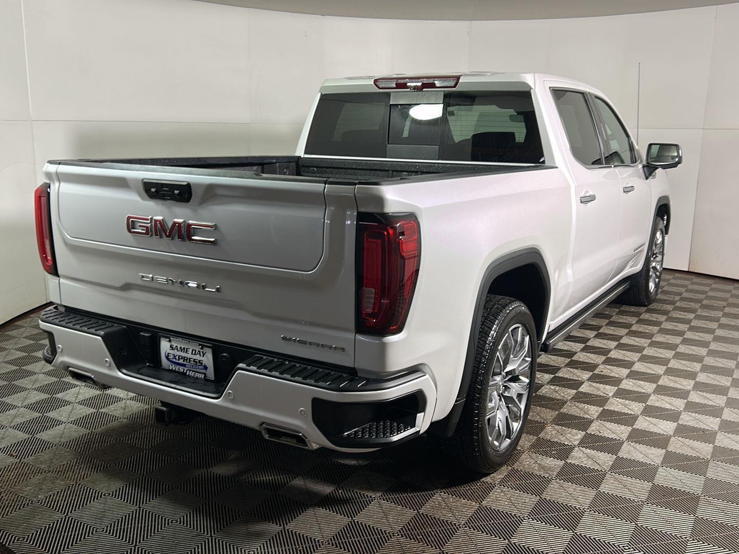 Used 2024 White Frost Tricoat GMC Denali image 7