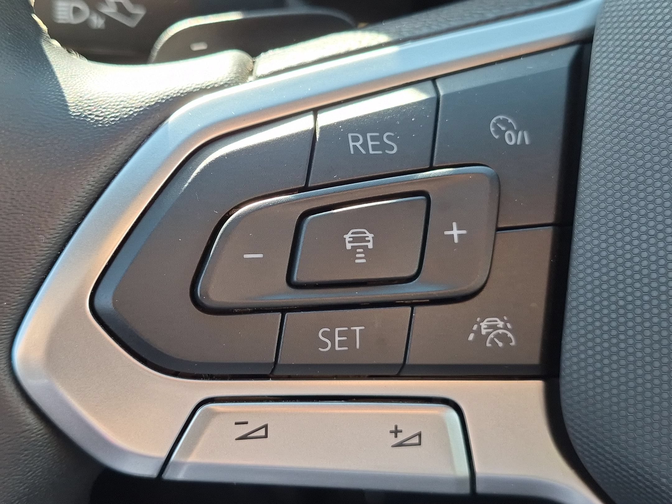 Used 2026  Volkswagen 2.0T SE w/Technology image 17