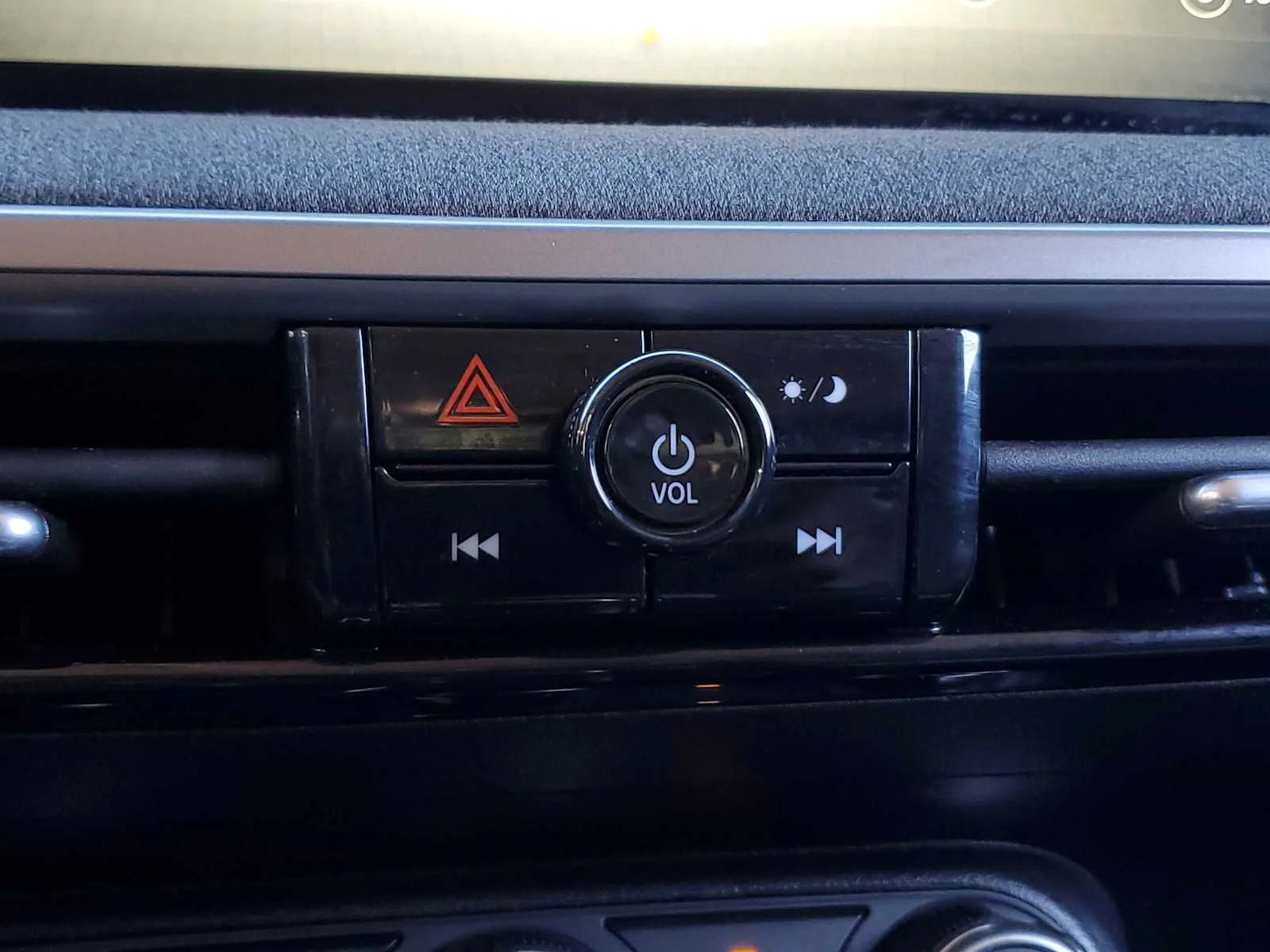 Used 2025 Aspen White Tricoat Nissan SV image 25