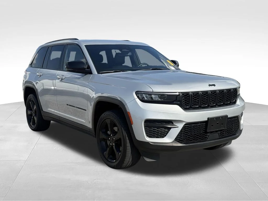 Used 2023 Silver Jeep Altitude X image 27