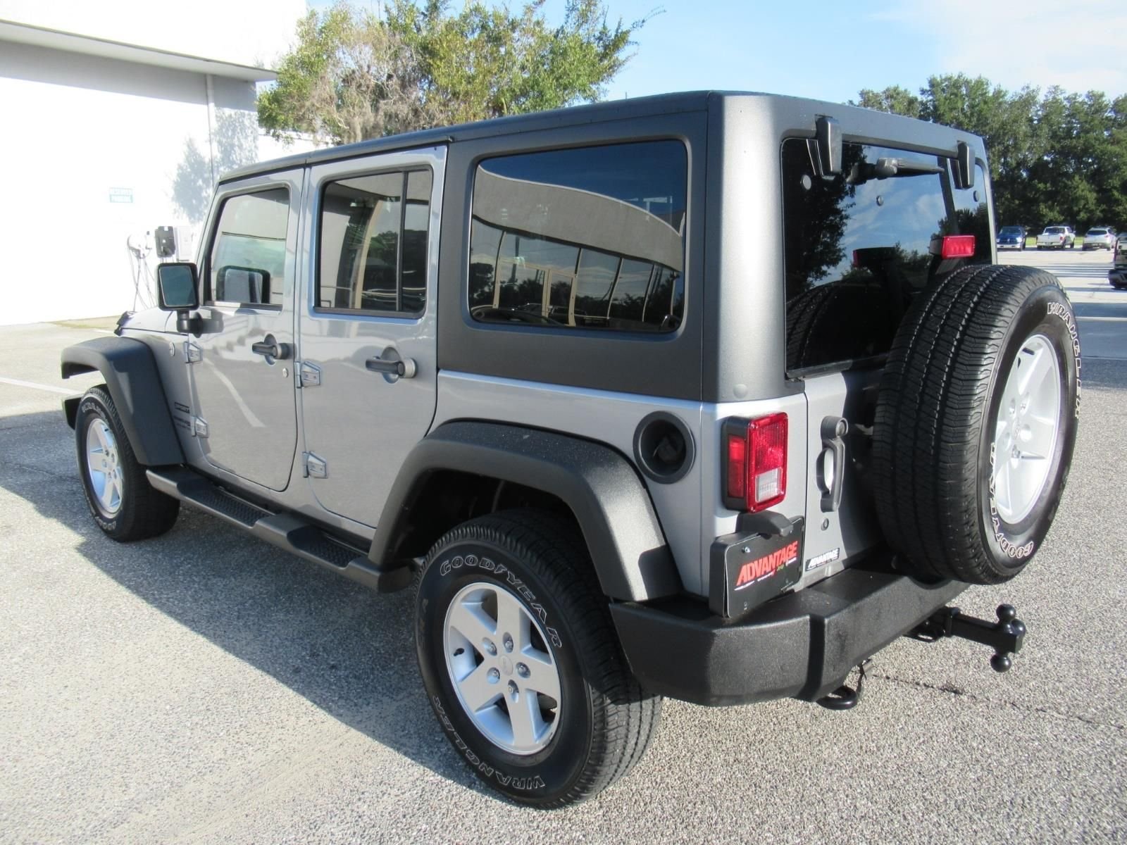 Used 2018 Silver Jeep Unlimited Sport image 6