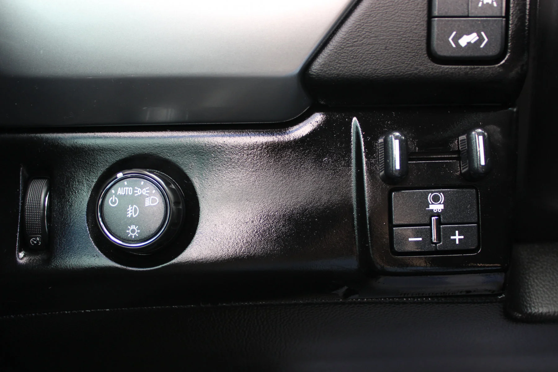 Used 2020 Black Chevrolet 2WD 4dr Premier image 12