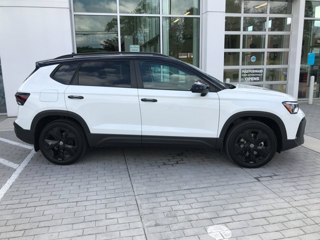 New 2026 Pure White w/Deep Black Roof Volkswagen SE Black image 9