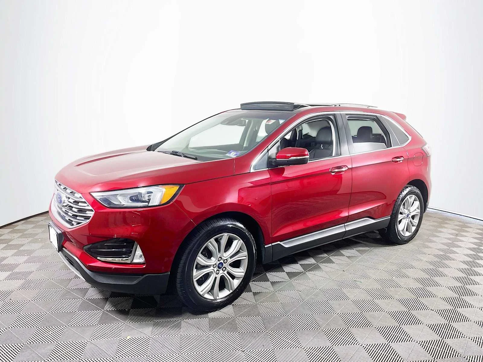 Used 2019  Ford Titanium image 1