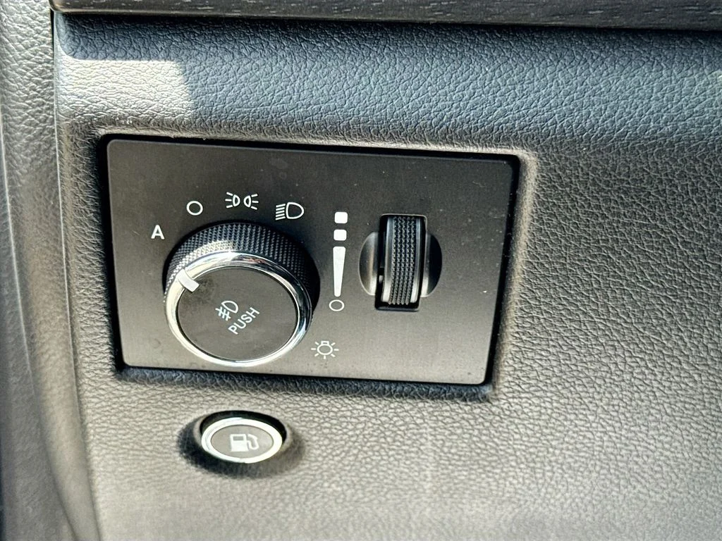 Used 2018 White Jeep Laredo E image 10