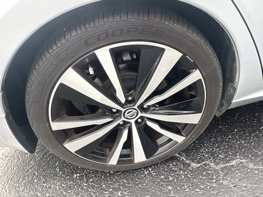 Used 2021 Silver Nissan 2.0 SR image 12