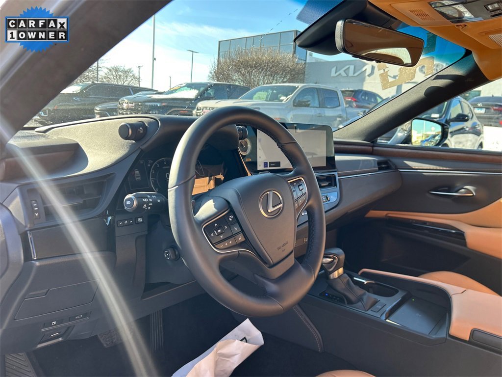 2025 LEXUS ES - Image 16