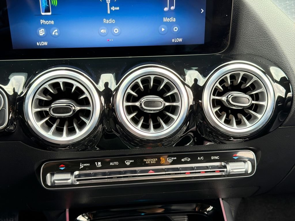 Used 2025  Mercedes-Benz GLA 250 image 16