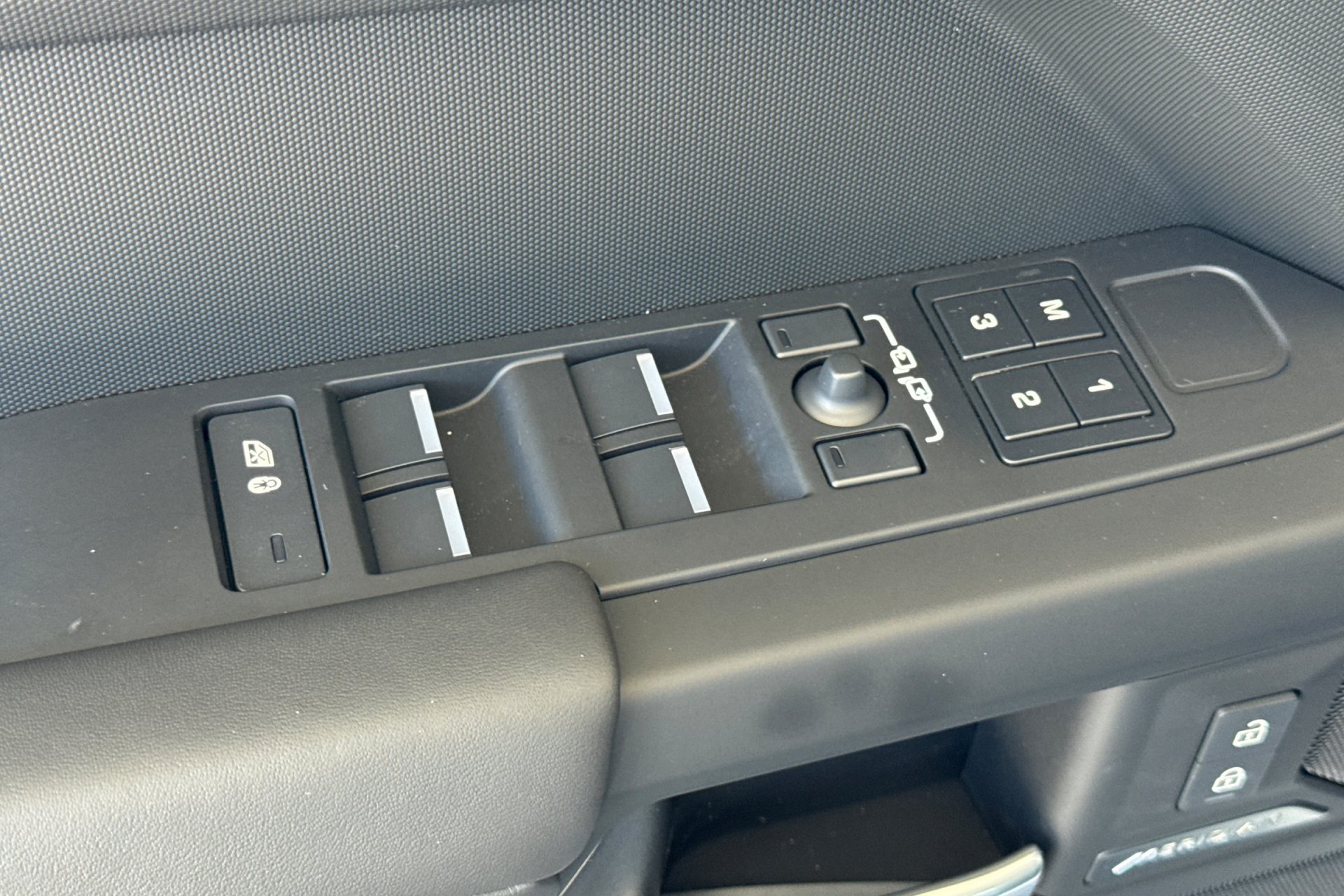 2026 Land Rover Defender S - Photo 15