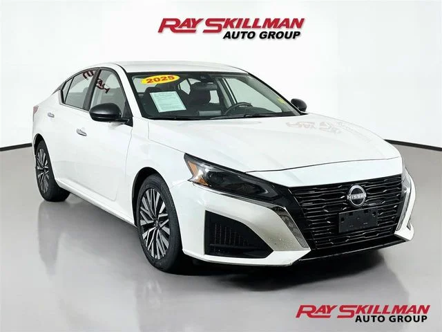 Used 2025 White Nissan 2.5 SV image 1